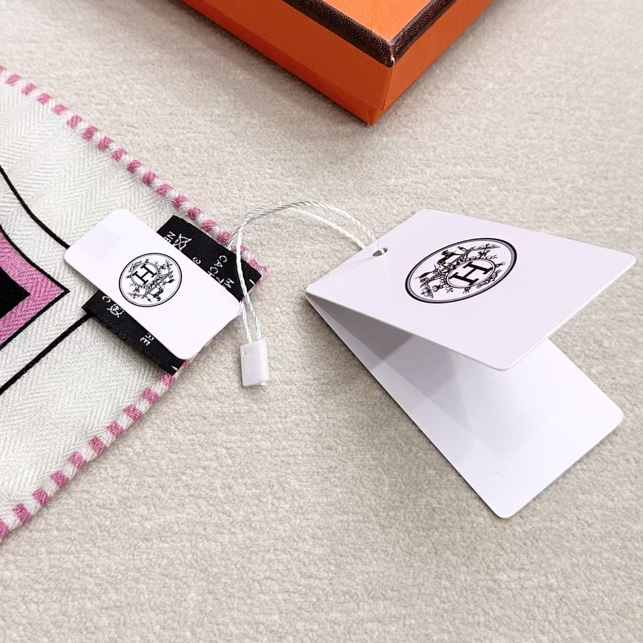 🆕 “马嚼锁环BANDANA”140披肩 手工卷边山羊绒和真丝混纺披肩(70%山羊绒,30%桑蚕丝)。 这款迷人的1 🆕 “马嚼锁环BANDANA”140披肩 手工卷边山羊绒和真丝混纺披肩(70%山羊绒,30%桑蚕丝)。 这款迷人的1