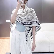 🆕 “马嚼锁环BANDANA”140披肩 手工卷边山羊绒和真丝混纺披肩(70%山羊绒,30%桑蚕丝)。 这款迷人的1 🆕 “马嚼锁环BANDANA”140披肩 手工卷边山羊绒和真丝混纺披肩(70%山羊绒,30%桑蚕丝)。 这款迷人的1