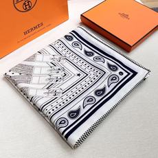 🆕 “马嚼锁环BANDANA”140披肩 手工卷边山羊绒和真丝混纺披肩(70%山羊绒,30%桑蚕丝)。 这款迷人的1 🆕 “马嚼锁环BANDANA”140披肩 手工卷边山羊绒和真丝混纺披肩(70%山羊绒,30%桑蚕丝)。 这款迷人的1