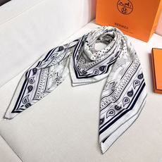 🆕 “马嚼锁环BANDANA”140披肩 手工卷边山羊绒和真丝混纺披肩(70%山羊绒,30%桑蚕丝)。 这款迷人的1 🆕 “马嚼锁环BANDANA”140披肩 手工卷边山羊绒和真丝混纺披肩(70%山羊绒,30%桑蚕丝)。 这款迷人的1
