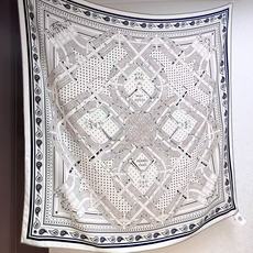🆕 “马嚼锁环BANDANA”140披肩 手工卷边山羊绒和真丝混纺披肩(70%山羊绒,30%桑蚕丝)。 这款迷人的1 🆕 “马嚼锁环BANDANA”140披肩 手工卷边山羊绒和真丝混纺披肩(70%山羊绒,30%桑蚕丝)。 这款迷人的1