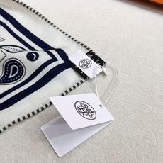 🆕 “马嚼锁环BANDANA”140披肩 手工卷边山羊绒和真丝混纺披肩(70%山羊绒,30%桑蚕丝)。 这款迷人的1 🆕 “马嚼锁环BANDANA”140披肩 手工卷边山羊绒和真丝混纺披肩(70%山羊绒,30%桑蚕丝)。 这款迷人的1