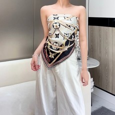 L V💕丝巾质地非常柔软,随便怎么系怎么绑,随心造型!细节上也是非常赞,图片根本反映不了她的美,精致之中显态度,时尚大牌 L V💕丝巾质地非常柔软,随便怎么系怎么绑,随心造型!细节上也是非常赞,图片根本反映不了她的美,精致之中显态度,时尚大牌