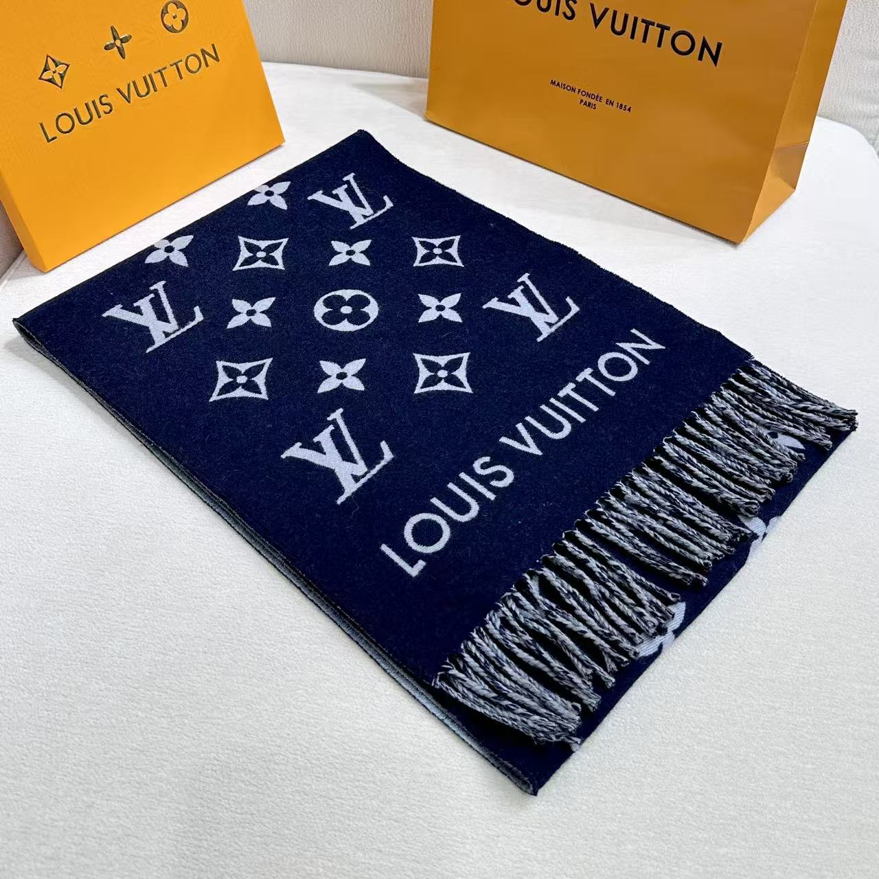 🆕   路易威登经典围巾以Vivienne Reykjavik 2.0 版本迎接马年新春。 Monogram 图案在丰盈