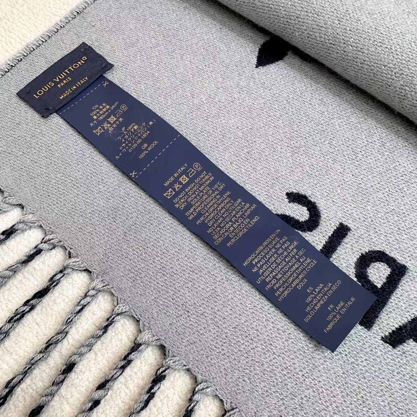 🆕   路易威登经典围巾以Vivienne Reykjavik 2.0 版本迎接马年新春。 Monogram 图案在丰盈