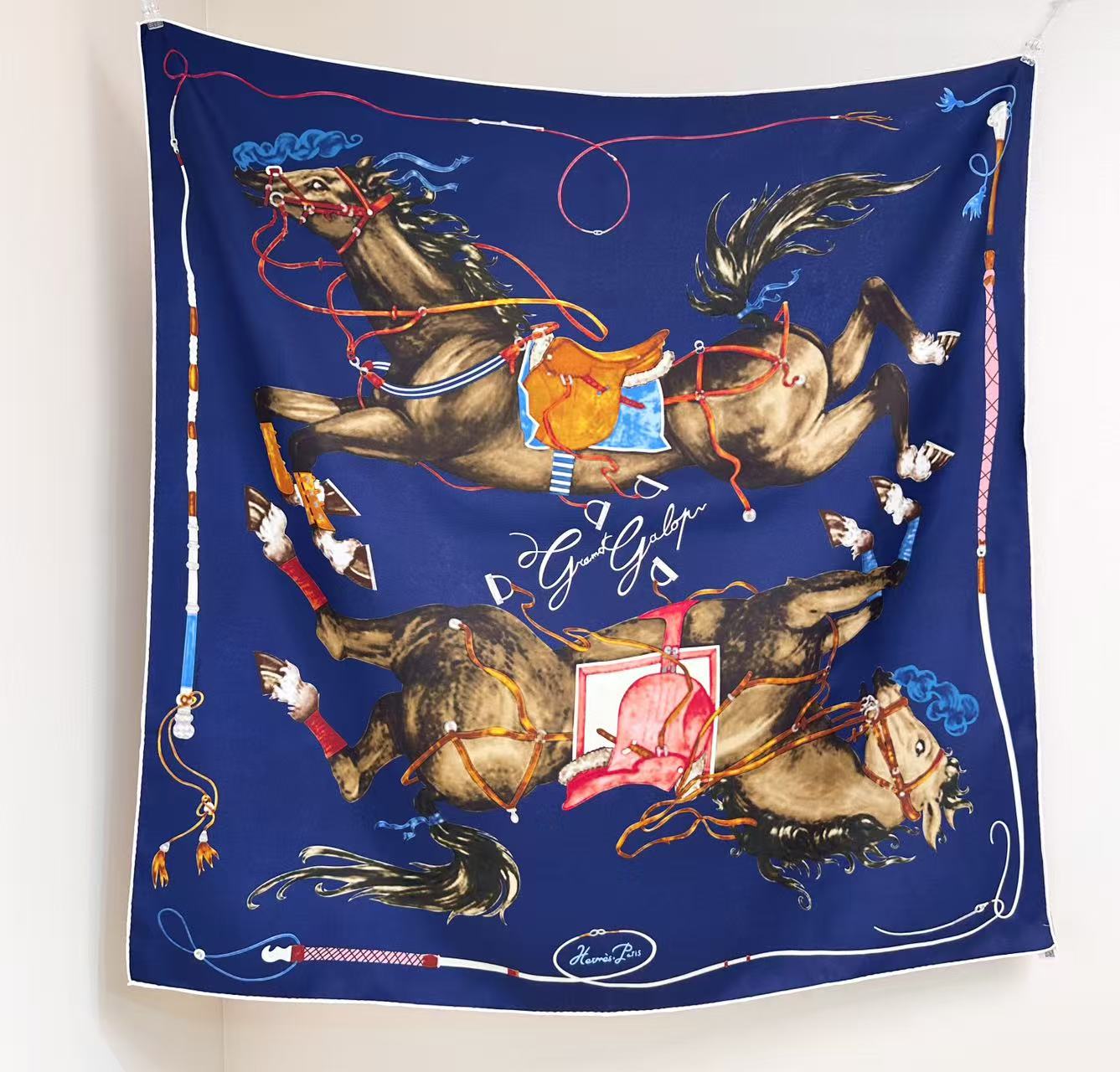 “纵意驰骋”90方巾-Hermes  丝巾名称：纵意驰骋 设计师：Thibaut Rassat 尺寸：88.5 ×88.