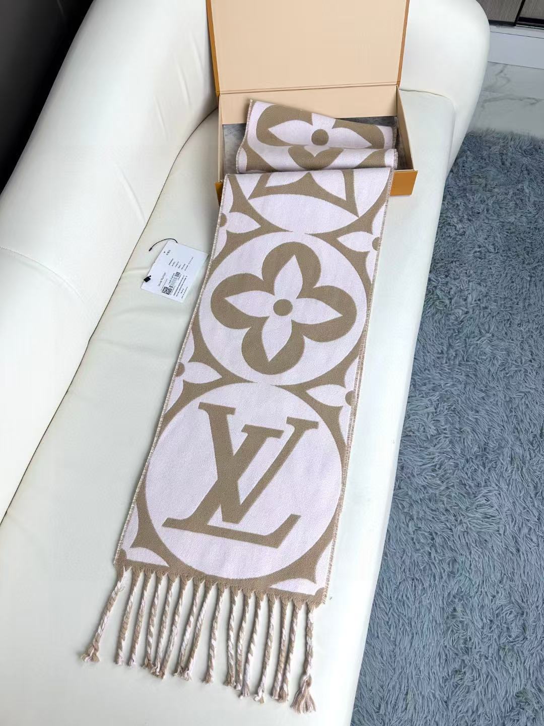 🆕  官网四色🧣太好看了 大麻花也有新款了 新款围巾大号字母花卉彰显品再以纤长流苏饰边增添华美质感. 纯羊毛围裹舒适暖意