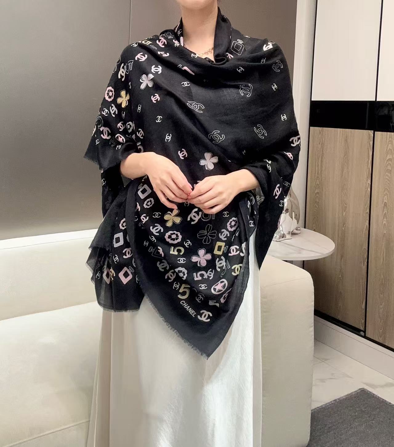 🆕 2025年香奈儿秋冬提前上新,美女都爱此款 超级有腔调!!!】谁懂这种秋冬调性的美啊?!!!这款小香披肩也是我疯 🆕 2025年香奈儿秋冬提前上新,美女都爱此款 超级有腔调!!!】谁懂这种秋冬调性的美啊?!!!这款小香披肩也是我疯