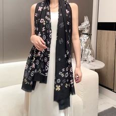 🆕 2025年香奈儿秋冬提前上新,美女都爱此款 超级有腔调!!!】谁懂这种秋冬调性的美啊?!!!这款小香披肩也是我疯 🆕 2025年香奈儿秋冬提前上新,美女都爱此款 超级有腔调!!!】谁懂这种秋冬调性的美啊?!!!这款小香披肩也是我疯