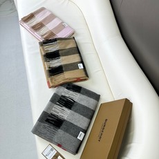 🆕 爆款巴宝莉经典大格子大披肩,人手必备,专柜最新小白标~吊牌齐全,非市场便宜货,经典专柜补单流出!极品殿堂级硬货❗ 🆕 爆款巴宝莉经典大格子大披肩,人手必备,专柜最新小白标~吊牌齐全,非市场便宜货,经典专柜补单流出!极品殿堂级硬货❗