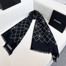 🆕 CHANEL 25A 爆款披肩!超美🫐全网都在抢! 融合了经典菱格图案与双C Logo字母元素,采用双面提花工艺, 🆕 CHANEL 25A 爆款披肩!超美🫐全网都在抢! 融合了经典菱格图案与双C Logo字母元素,采用双面提花工艺,