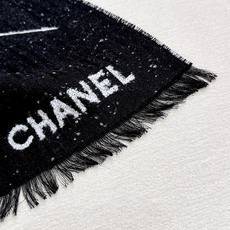 🆕 CHANEL 25A 爆款披肩!超美🫐全网都在抢! 融合了经典菱格图案与双C Logo字母元素,采用双面提花工艺, 🆕 CHANEL 25A 爆款披肩!超美🫐全网都在抢! 融合了经典菱格图案与双C Logo字母元素,采用双面提花工艺,