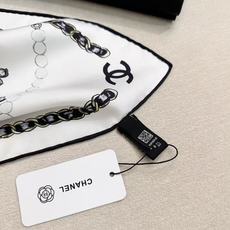 Chanel ~26新品~90双面真丝 珍珠、香水瓶与四叶草的完美搭配 适合各种场合搭配使用 黑白两色经典优雅 真的绝绝 Chanel ~26新品~90双面真丝 珍珠、香水瓶与四叶草的完美搭配 适合各种场合搭配使用 黑白两色经典优雅 真的绝绝
