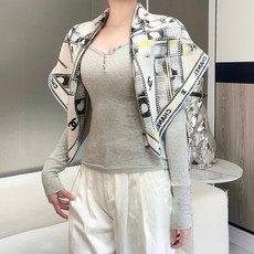 强推~可当抹胸穿的Chanel丝巾 【18mm顶级真丝双面同色丝巾】 复古胶片图案的设计风格 真的超级好搭配 上身即是摩 强推~可当抹胸穿的Chanel丝巾 【18mm顶级真丝双面同色丝巾】 复古胶片图案的设计风格 真的超级好搭配 上身即是摩
