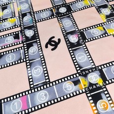 强推~可当抹胸穿的Chanel丝巾 【18mm顶级真丝双面同色丝巾】 复古胶片图案的设计风格 真的超级好搭配 上身即是摩 强推~可当抹胸穿的Chanel丝巾 【18mm顶级真丝双面同色丝巾】 复古胶片图案的设计风格 真的超级好搭配 上身即是摩