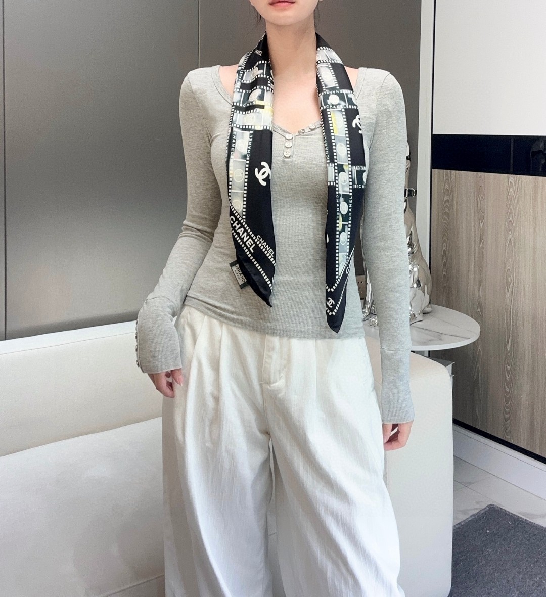 强推～可当抹胸穿的Chanel丝巾 【18mm顶级真丝双面同色丝巾】 复古胶片图案的设计风格 真的超级好搭配 上身即是摩
