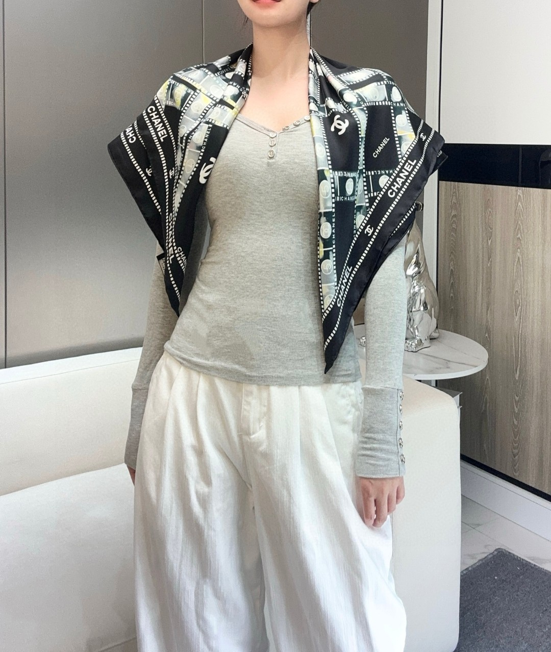 强推～可当抹胸穿的Chanel丝巾 【18mm顶级真丝双面同色丝巾】 复古胶片图案的设计风格 真的超级好搭配 上身即是摩