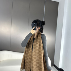 🆕 💟2023年CELINE凯旋门散林老花羊绒围巾终于出货了……很多宝宝要的上身图来啦!羊绒的质地戴起来软乎乎超舒服! 🆕 💟2023年CELINE凯旋门散林老花羊绒围巾终于出货了……很多宝宝要的上身图来啦!羊绒的质地戴起来软乎乎超舒服!
