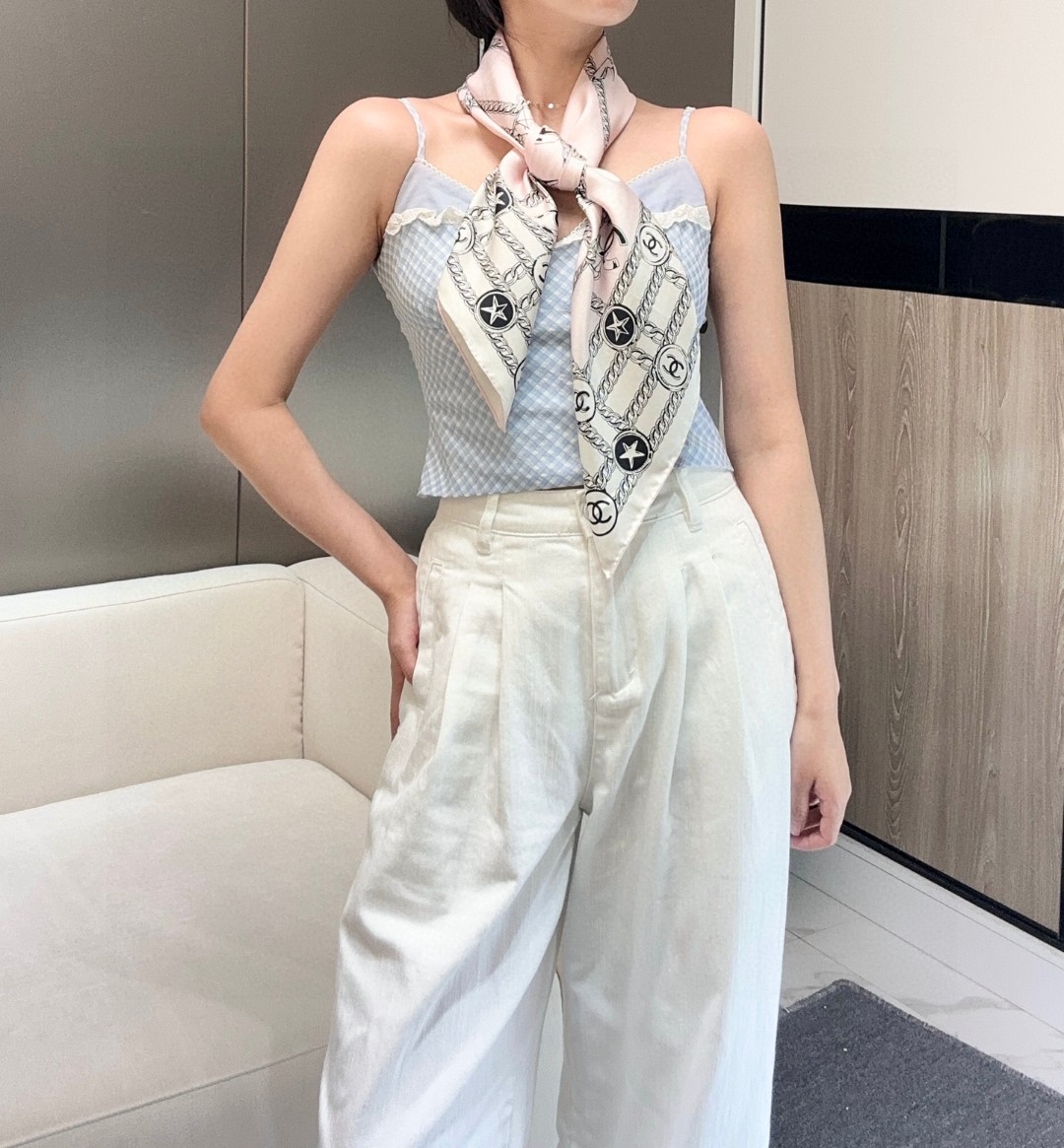 春季新款丝巾抢不到别哭、围上秒变高级姐妹们！春季新款丝巾来啦！ 【18mm顶级真丝双面同色90方巾】 这次的设计真的绝了