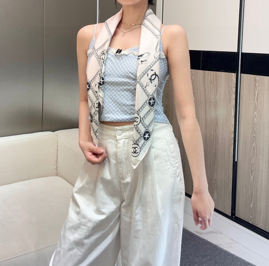 春季新款丝巾抢不到别哭、围上秒变高级姐妹们！春季新款丝巾来啦！ 【18mm顶级真丝双面同色90方巾】 这次的设计真的绝了