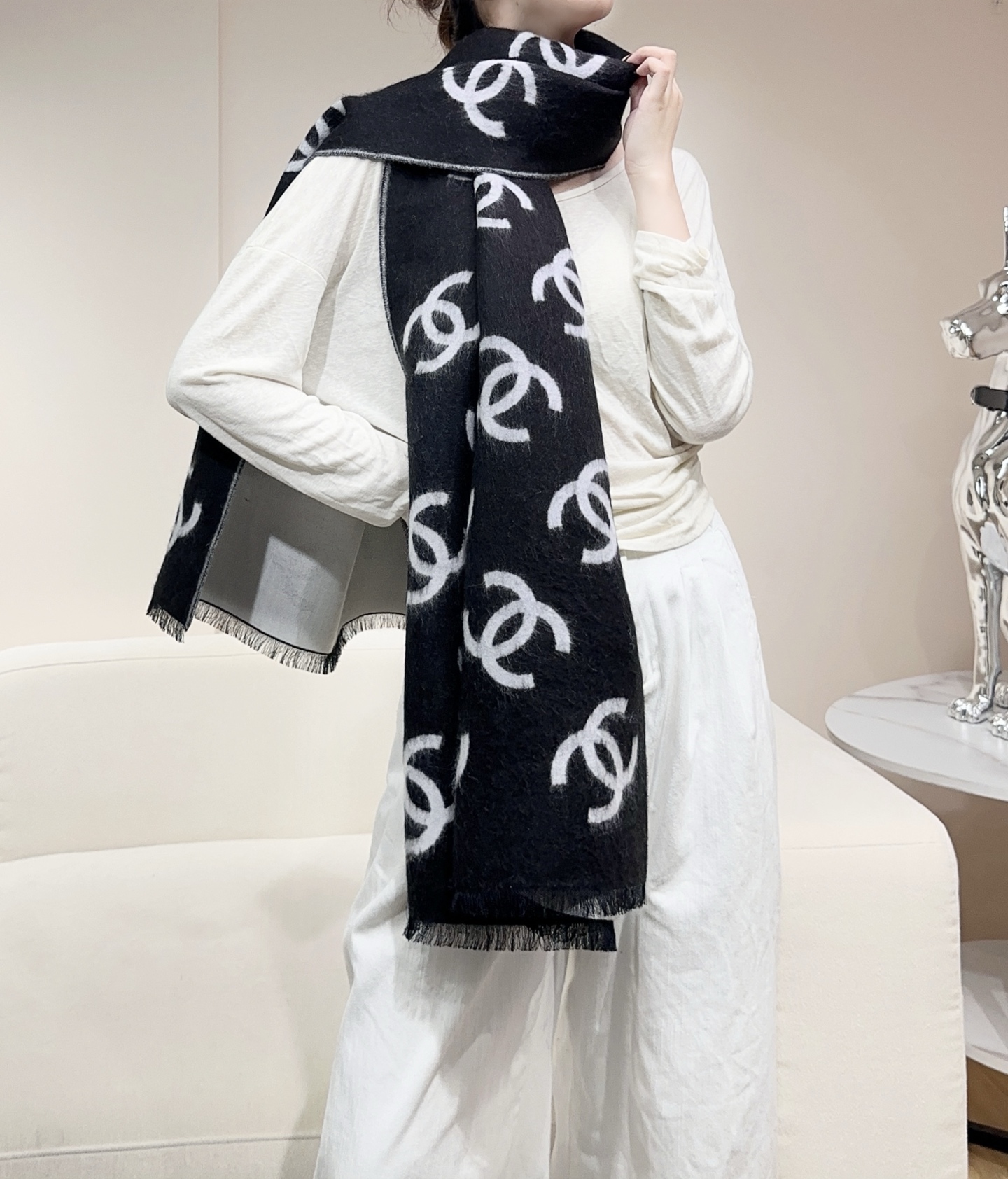 🆕 (高品质) 2025最爆火的chanel 大号Logo的披肩，双面设计体验不同风格穿搭，一面满纹大号双C，一面素色+