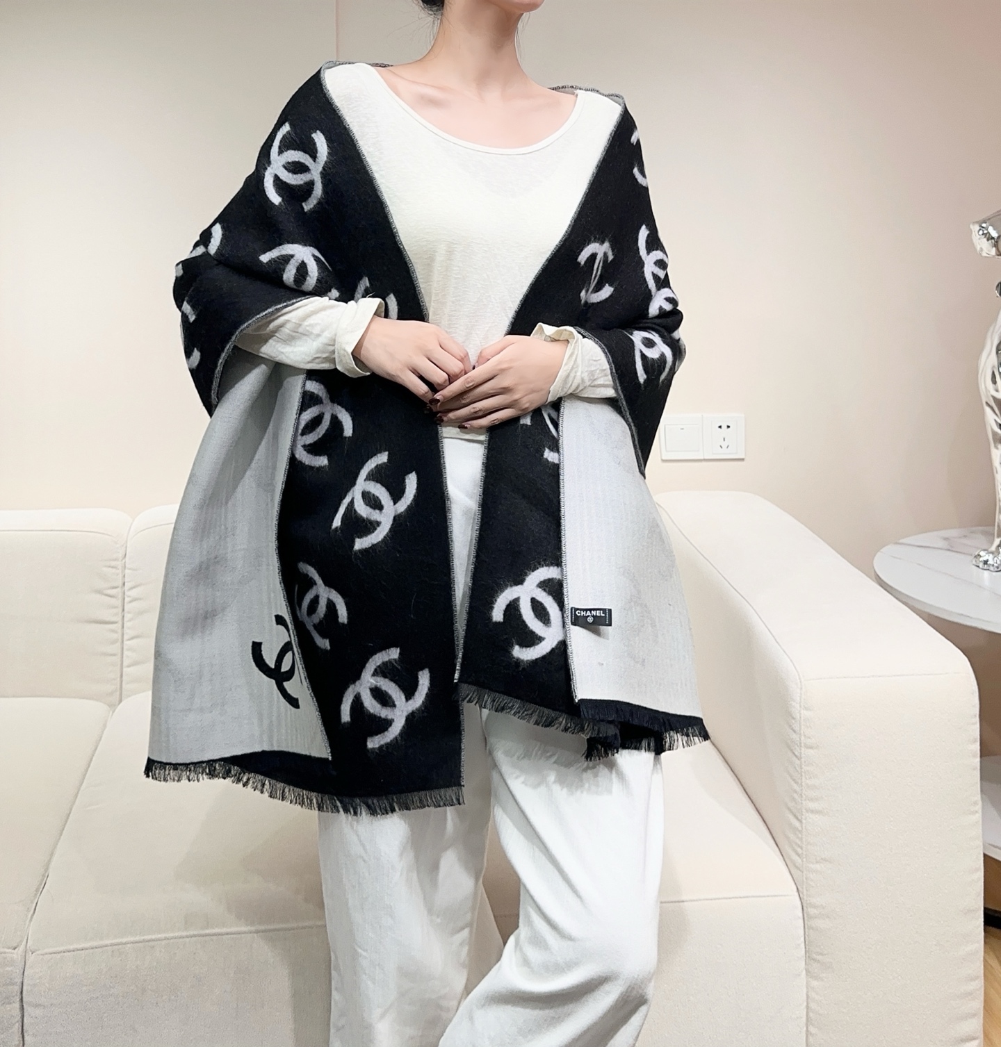 🆕 (高品质) 2025最爆火的chanel 大号Logo的披肩，双面设计体验不同风格穿搭，一面满纹大号双C，一面素色+