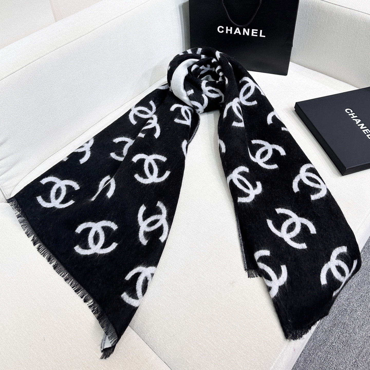 🆕 (高品质) 2025最爆火的chanel 大号Logo的披肩，双面设计体验不同风格穿搭，一面满纹大号双C，一面素色+