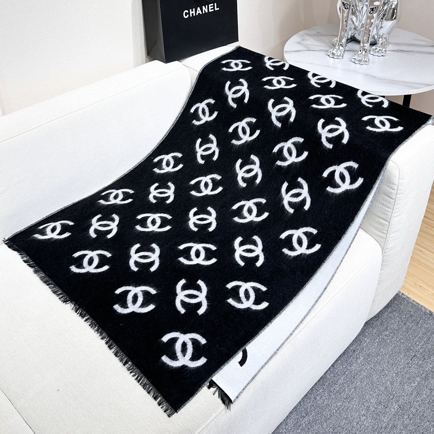 🆕 (高品质) 2025最爆火的chanel 大号Logo的披肩，双面设计体验不同风格穿搭，一面满纹大号双C，一面素色+