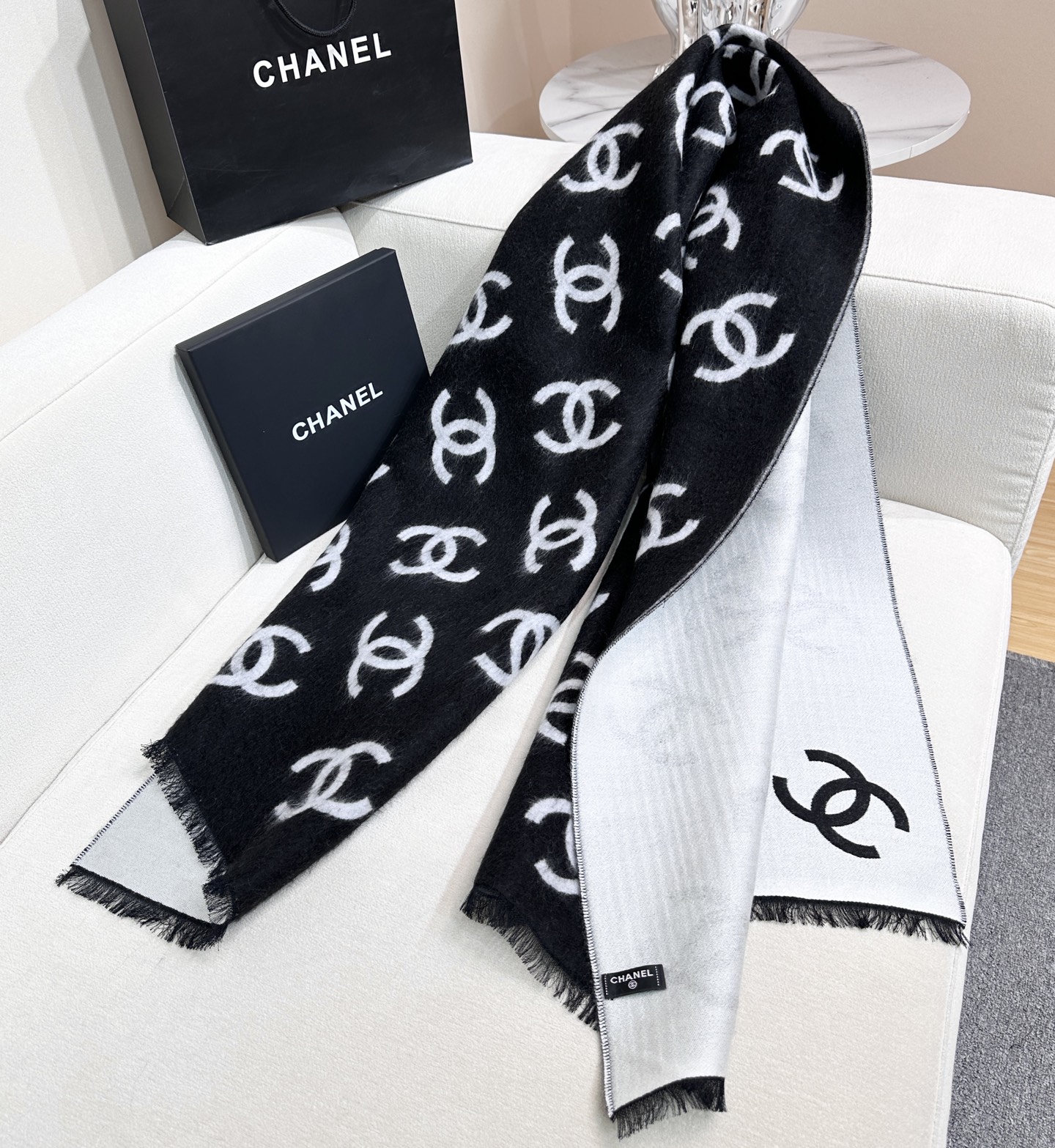 🆕 (高品质) 2025最爆火的chanel 大号Logo的披肩，双面设计体验不同风格穿搭，一面满纹大号双C，一面素色+