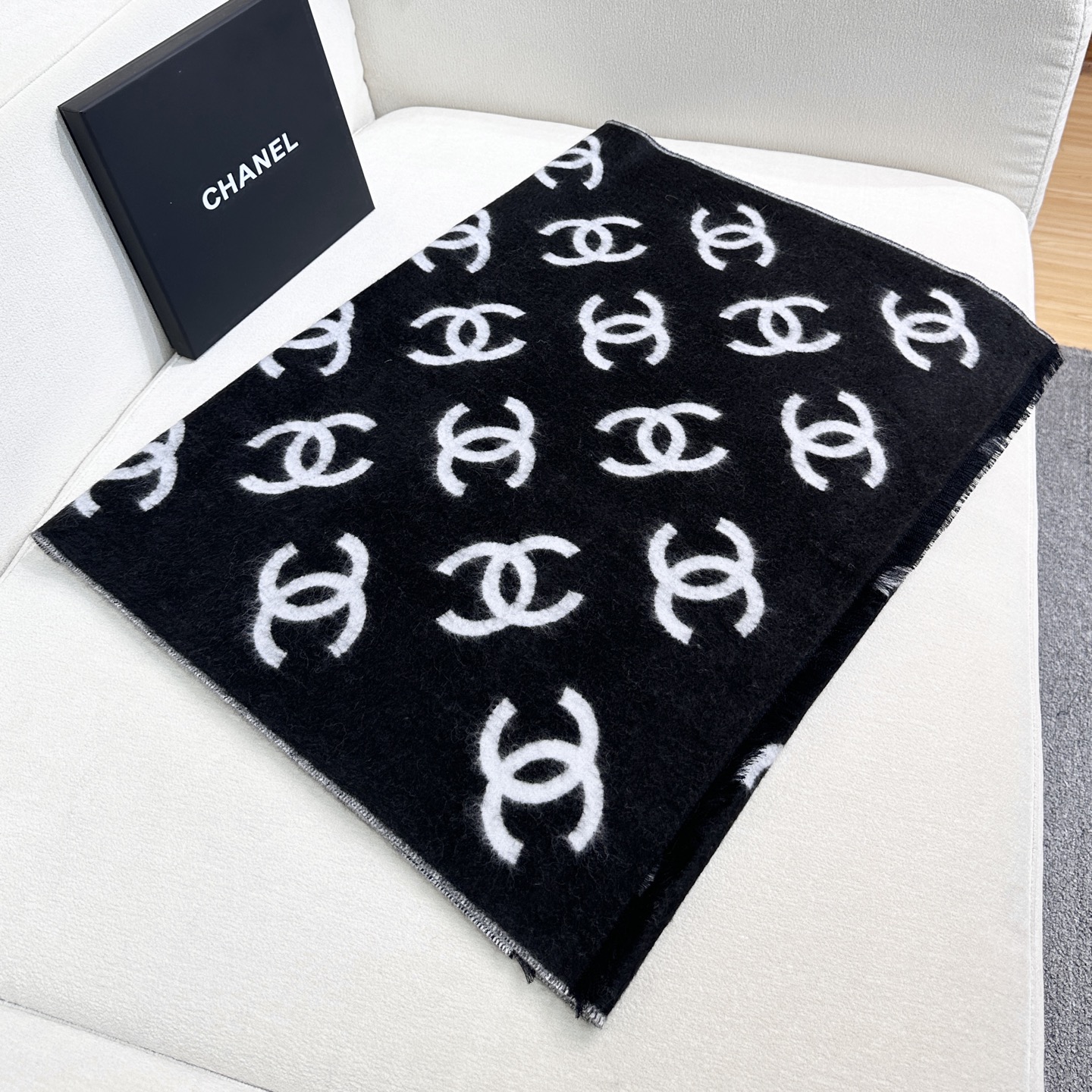 🆕 (高品质) 2025最爆火的chanel 大号Logo的披肩，双面设计体验不同风格穿搭，一面满纹大号双C，一面素色+