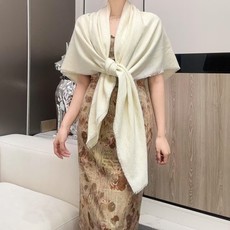 🆕 迪奥爆款到货‼️【银线字母方巾140】原版1:1定制👑,质感精细风格成熟的围巾是众多造型的理想搭配,由珍贵的山羊 🆕 迪奥爆款到货‼️【银线字母方巾140】原版1:1定制👑,质感精细风格成熟的围巾是众多造型的理想搭配,由珍贵的山羊