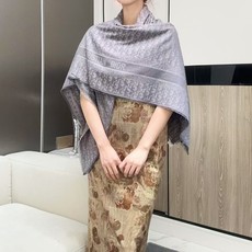 🆕 迪奥爆款到货‼️【银线字母方巾140】原版1:1定制👑,质感精细风格成熟的围巾是众多造型的理想搭配,由珍贵的山羊 🆕 迪奥爆款到货‼️【银线字母方巾140】原版1:1定制👑,质感精细风格成熟的围巾是众多造型的理想搭配,由珍贵的山羊