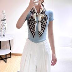 🆕 CELINE 90真丝方巾 ✨CELINE 18mm真丝方巾,采用顶级真丝,触感柔滑轻盈,透气性超赞。双 🆕 CELINE 90真丝方巾 ✨CELINE 18mm真丝方巾,采用顶级真丝,触感柔滑轻盈,透气性超赞。双