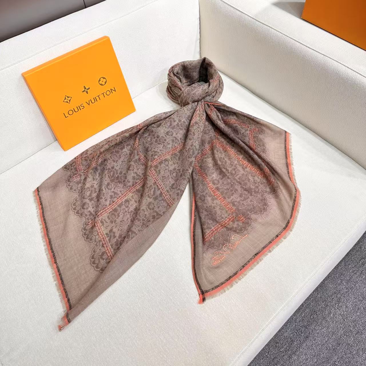 🆕 ❤这款当之无愧的新款爆款，Lv单品，四边金属框打造极致奢华的大牌风，纯色配以两大创造师的经典logo，低调中彰显着奢