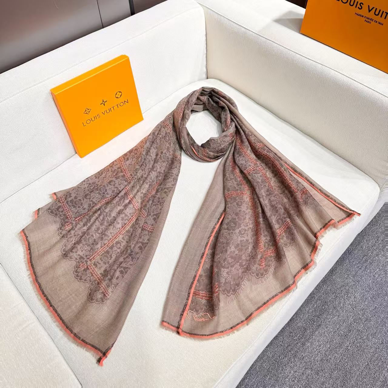 🆕 ❤这款当之无愧的新款爆款，Lv单品，四边金属框打造极致奢华的大牌风，纯色配以两大创造师的经典logo，低调中彰显着奢