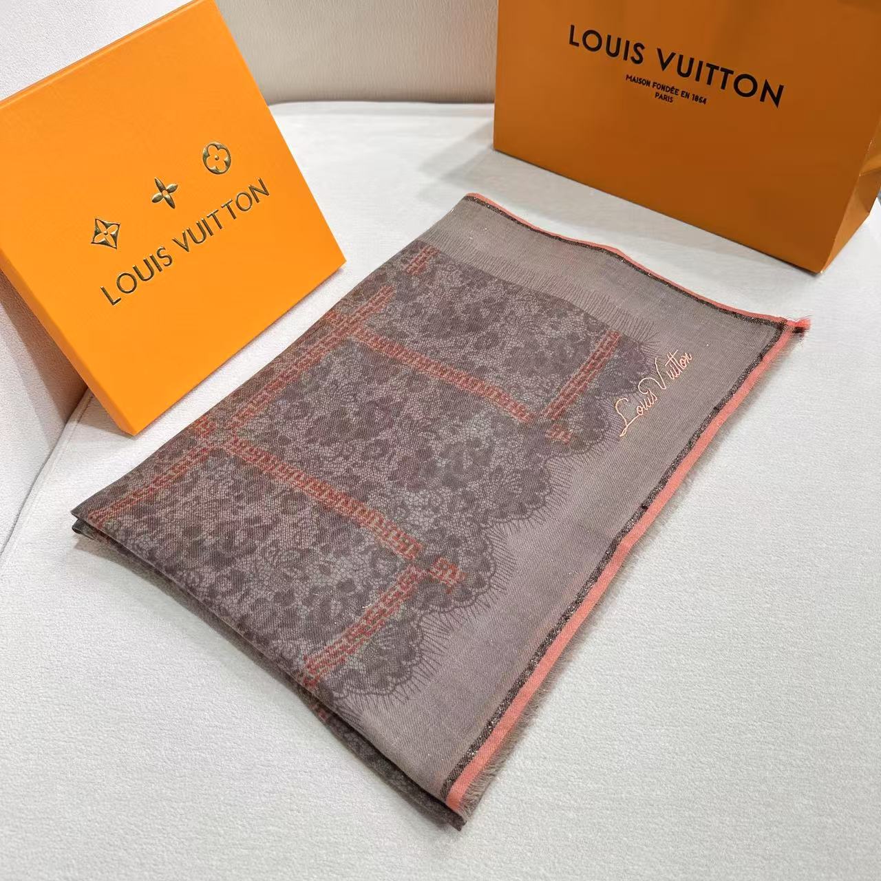 🆕 ❤这款当之无愧的新款爆款，Lv单品，四边金属框打造极致奢华的大牌风，纯色配以两大创造师的经典logo，低调中彰显着奢