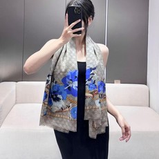🆕 ✨!Gucci经典的双G字母Logo配上花卉元素,由内到外渗透出来的气质!!!骨子里的时髦感,抬人的围巾❗️羊绒毛 🆕 ✨!Gucci经典的双G字母Logo配上花卉元素,由内到外渗透出来的气质!!!骨子里的时髦感,抬人的围巾❗️羊绒毛