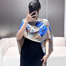 🆕 ✨!Gucci经典的双G字母Logo配上花卉元素,由内到外渗透出来的气质!!!骨子里的时髦感,抬人的围巾❗️羊绒毛 🆕 ✨!Gucci经典的双G字母Logo配上花卉元素,由内到外渗透出来的气质!!!骨子里的时髦感,抬人的围巾❗️羊绒毛