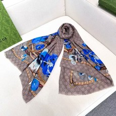 🆕 ✨!Gucci经典的双G字母Logo配上花卉元素,由内到外渗透出来的气质!!!骨子里的时髦感,抬人的围巾❗️羊绒毛 🆕 ✨!Gucci经典的双G字母Logo配上花卉元素,由内到外渗透出来的气质!!!骨子里的时髦感,抬人的围巾❗️羊绒毛