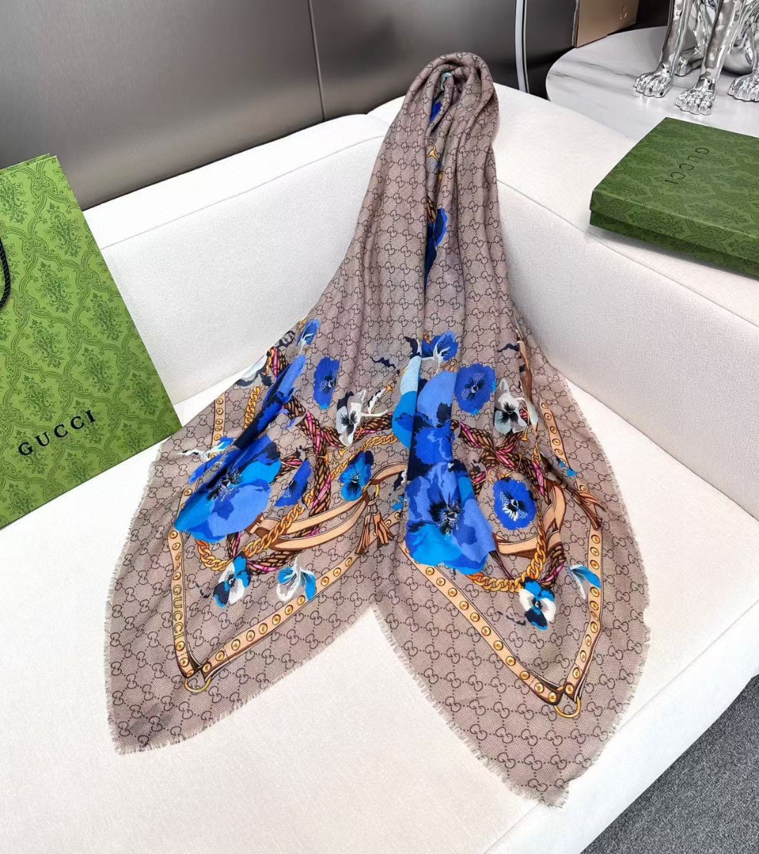 🆕 ✨!Gucci经典的双G字母Logo配上花卉元素,由内到外渗透出来的气质!!!骨子里的时髦感,抬人的围巾❗️羊绒毛 🆕 ✨!Gucci经典的双G字母Logo配上花卉元素,由内到外渗透出来的气质!!!骨子里的时髦感,抬人的围巾❗️羊绒毛