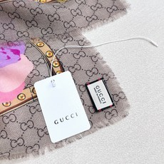 🆕 ✨!Gucci经典的双G字母Logo配上花卉元素,由内到外渗透出来的气质!!!骨子里的时髦感,抬人的围巾❗️羊绒毛 🆕 ✨!Gucci经典的双G字母Logo配上花卉元素,由内到外渗透出来的气质!!!骨子里的时髦感,抬人的围巾❗️羊绒毛