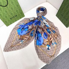 🆕 ✨!Gucci经典的双G字母Logo配上花卉元素,由内到外渗透出来的气质!!!骨子里的时髦感,抬人的围巾❗️羊绒毛 🆕 ✨!Gucci经典的双G字母Logo配上花卉元素,由内到外渗透出来的气质!!!骨子里的时髦感,抬人的围巾❗️羊绒毛