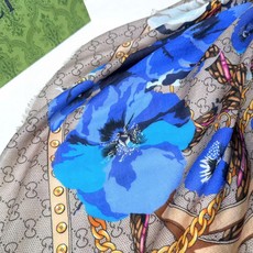 🆕 ✨!Gucci经典的双G字母Logo配上花卉元素,由内到外渗透出来的气质!!!骨子里的时髦感,抬人的围巾❗️羊绒毛 🆕 ✨!Gucci经典的双G字母Logo配上花卉元素,由内到外渗透出来的气质!!!骨子里的时髦感,抬人的围巾❗️羊绒毛