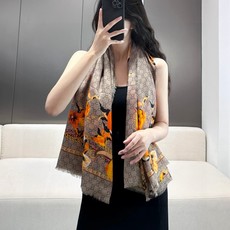 🆕 ✨!Gucci经典的双G字母Logo配上花卉元素,由内到外渗透出来的气质!!!骨子里的时髦感,抬人的围巾❗️羊绒毛 🆕 ✨!Gucci经典的双G字母Logo配上花卉元素,由内到外渗透出来的气质!!!骨子里的时髦感,抬人的围巾❗️羊绒毛