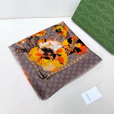 🆕 ✨!Gucci经典的双G字母Logo配上花卉元素,由内到外渗透出来的气质!!!骨子里的时髦感,抬人的围巾❗️羊绒毛 🆕 ✨!Gucci经典的双G字母Logo配上花卉元素,由内到外渗透出来的气质!!!骨子里的时髦感,抬人的围巾❗️羊绒毛