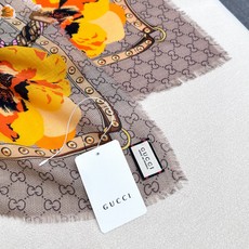 🆕 ✨!Gucci经典的双G字母Logo配上花卉元素,由内到外渗透出来的气质!!!骨子里的时髦感,抬人的围巾❗️羊绒毛 🆕 ✨!Gucci经典的双G字母Logo配上花卉元素,由内到外渗透出来的气质!!!骨子里的时髦感,抬人的围巾❗️羊绒毛