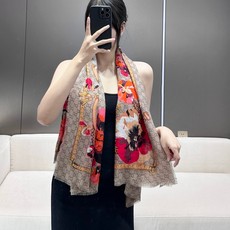 🆕 ✨!Gucci经典的双G字母Logo配上花卉元素,由内到外渗透出来的气质!!!骨子里的时髦感,抬人的围巾❗️羊绒毛 🆕 ✨!Gucci经典的双G字母Logo配上花卉元素,由内到外渗透出来的气质!!!骨子里的时髦感,抬人的围巾❗️羊绒毛
