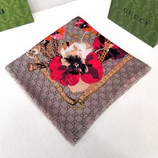 🆕 ✨!Gucci经典的双G字母Logo配上花卉元素,由内到外渗透出来的气质!!!骨子里的时髦感,抬人的围巾❗️羊绒毛 🆕 ✨!Gucci经典的双G字母Logo配上花卉元素,由内到外渗透出来的气质!!!骨子里的时髦感,抬人的围巾❗️羊绒毛