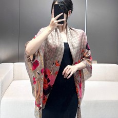 🆕 ✨!Gucci经典的双G字母Logo配上花卉元素,由内到外渗透出来的气质!!!骨子里的时髦感,抬人的围巾❗️羊绒毛 🆕 ✨!Gucci经典的双G字母Logo配上花卉元素,由内到外渗透出来的气质!!!骨子里的时髦感,抬人的围巾❗️羊绒毛