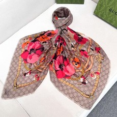 🆕 ✨!Gucci经典的双G字母Logo配上花卉元素,由内到外渗透出来的气质!!!骨子里的时髦感,抬人的围巾❗️羊绒毛 🆕 ✨!Gucci经典的双G字母Logo配上花卉元素,由内到外渗透出来的气质!!!骨子里的时髦感,抬人的围巾❗️羊绒毛